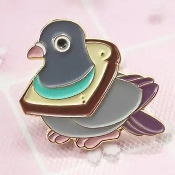 Pin Funny Pigeon Bread Toast Enamel Brooch Bag Charm Backpack Bird Meme City Gif - Picture 2 of 4